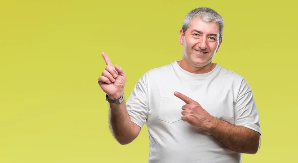 Hombre Mayor Guapo Sobre Fondo Aislado Sonriendo Mirando Cámara Apuntando —  Fotos de Stock