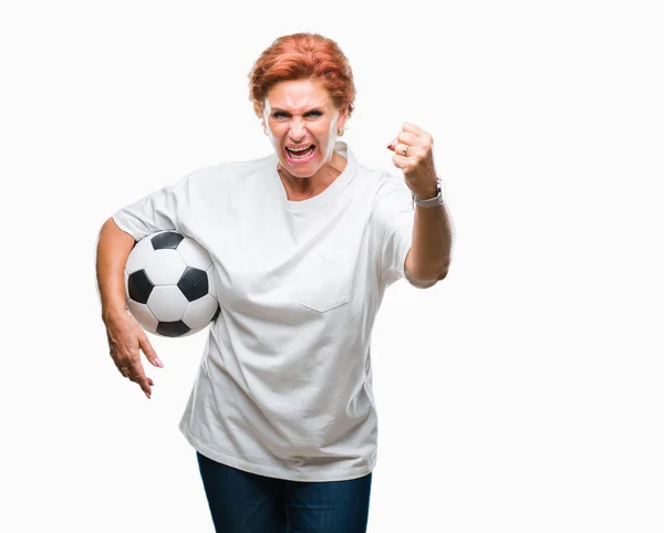 Atrractive Senior Caucasienne Rousse Femme Tenant Ballon Football Sur Fond — Photo