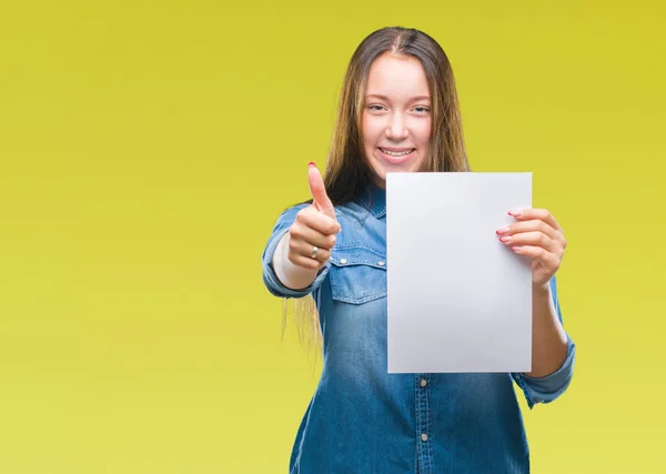 Joven Mujer Caucásica Sosteniendo Hoja Papel Blanco Sobre Fondo Aislado —  Fotos de Stock