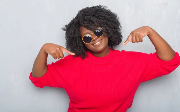 Unga Afroamerikanska Size Kvinna Över Grå Grunge Vägg Bär Retro — Stockfoto