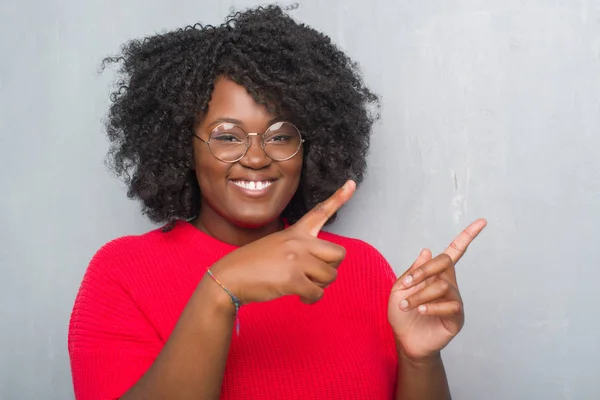 Jovem Afro Americana Sobre Parede Grunge Cinza Usando Suéter Inverno — Fotografia de Stock