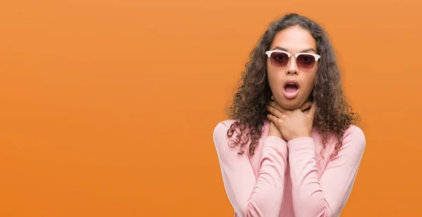 Hermosa Mujer Hispana Joven Con Gafas Sol Gritando Sofocándose Porque — Foto de Stock