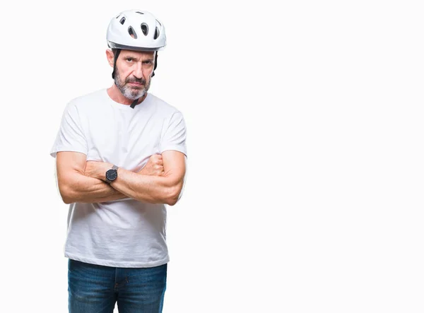 中年老人骑自行车安全增高孤立的背景怀疑者和紧张 脸上交叉的胳膊反对表达 消极的人 — 图库照片