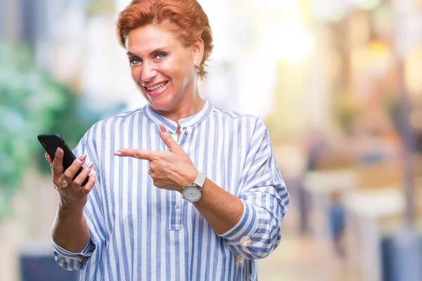 Starší Kavkazské Zrzka Žena Sms Pomocí Smartphone Přes Izolované Pozadí — Stock fotografie
