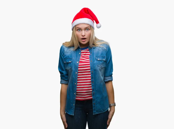 Jeune Femme Caucasienne Portant Chapeau Noël Sur Fond Isolé Effrayée — Photo