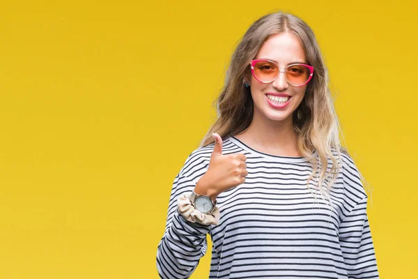 Linda Jovem Loira Usando Óculos Sol Sobre Fundo Isolado Fazendo — Fotografia de Stock