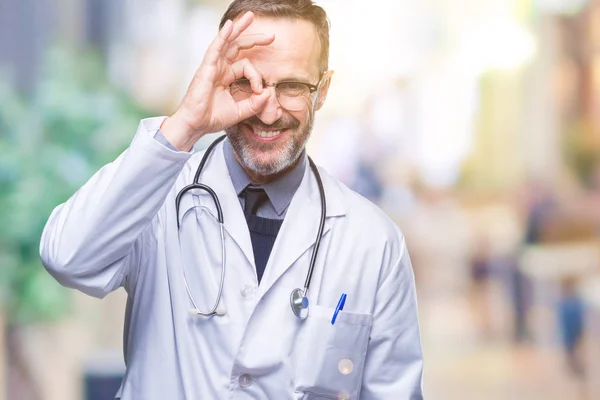中年老人老医生穿医制服隔离背景做 手势与手微笑 眼睛看通过手指与幸福的脸 — 图库照片