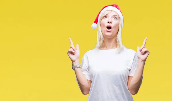 Zole Arka Plan Üzerinde Noel Şapka Giyen Genç Güzel Sarışın — Stok fotoğraf