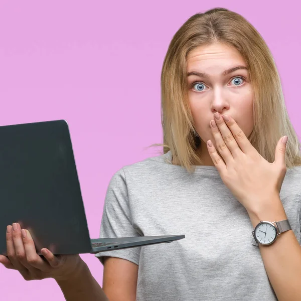 Mujer Joven Caucásica Usando Computadora Portátil Sobre Fondo Aislado Cubrir —  Fotos de Stock