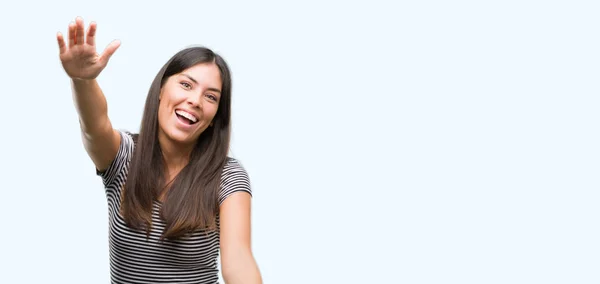 年轻美丽的西班牙裔妇女看着相机张开双臂微笑拥抱 快乐的表达拥抱幸福 — 图库照片