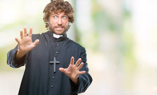 Yakışıklı Spanyol Katolik Rahip Adam Korkuyor Dehşet Korku Ifade Dur — Stok fotoğraf
