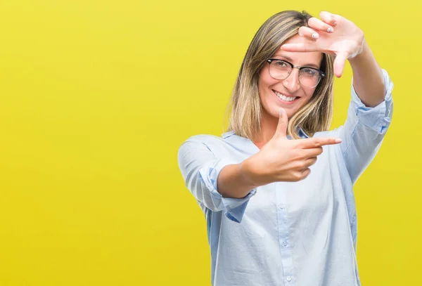 Jovem Mulher Negócios Bonita Sobre Fundo Isolado Sorrindo Fazendo Quadro — Fotografia de Stock