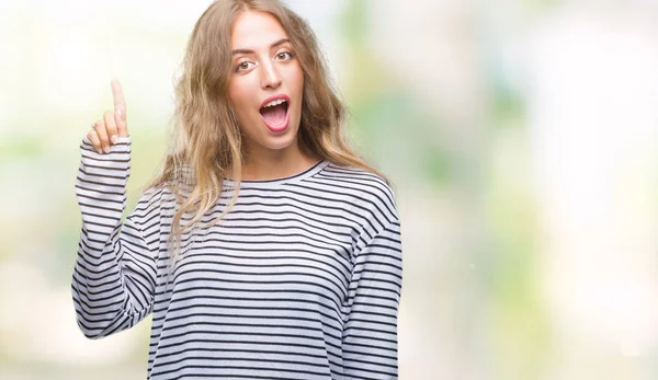 Schöne Junge Blonde Frau Streifen Pullover Über Isoliertem Hintergrund Zeigt — Stockfoto