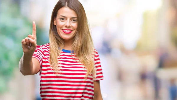 Mujer Hermosa Joven Mirada Casual Sobre Fondo Aislado Que Muestra —  Fotos de Stock