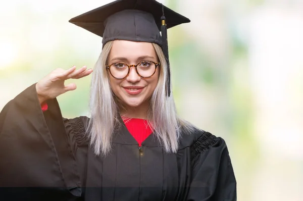 Mladá Blond Žena Nosí Postgraduální Uniforma Izolované Pozadí Gestikuloval Rukama — Stock fotografie