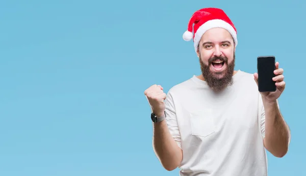 Junger Kaukasischer Mann Mit Weihnachtsmütze Smartphone Bildschirm Vor Isoliertem Hintergrund — Stockfoto
