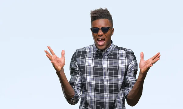 Üzerinde Güneş Gözlüğü Takmış Genç Afro Amerikan Adam Deli Kutluyor — Stok fotoğraf