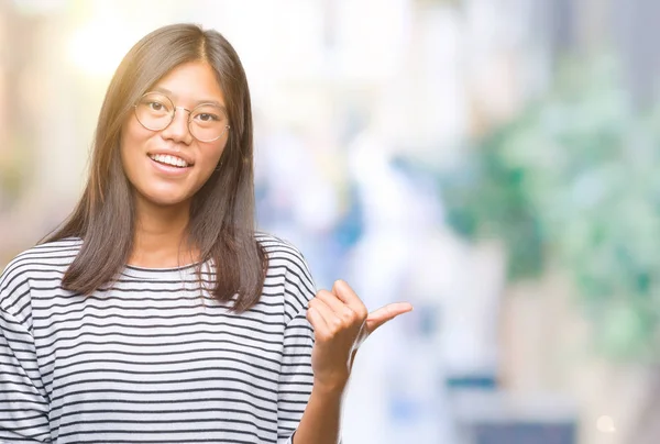 Jovem Ásia Mulher Vestindo Óculos Sobre Isolado Fundo Sorrindo Com — Fotografia de Stock
