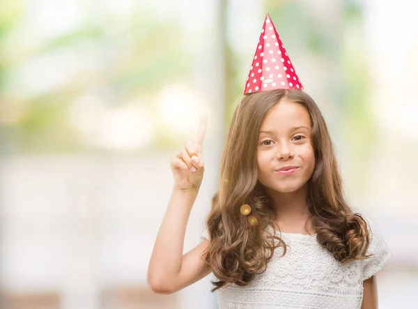 Brunette Spaanse Meisje Dragen Verjaardag Hoed Verrast Met Een Idee — Stockfoto