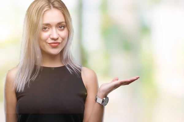 Young Blonde Woman Isolated Background Smiling Cheerful Presenting Pointing Palm — Stock Photo, Image