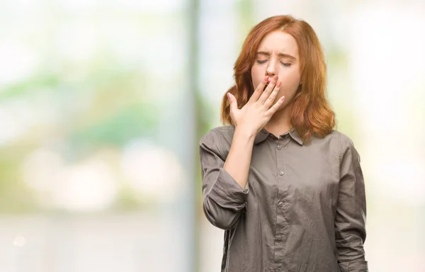 孤立した背景に若くてきれいな女性は 手で口を覆っている疲れてあくび退屈 落ち着きと眠気 — ストック写真