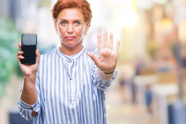 Korzystna Starszy Rude Kaukaski Kobieta Ekranu Smartfonu Wyświetlone Białym Tle — Zdjęcie stockowe