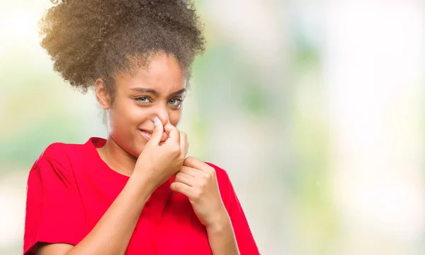 在与世隔绝的背景下 年轻的美国黑人妇女闻到臭味和恶心 无法忍受的气味 用手指在鼻子上屏住呼吸 坏气味概念 — 图库照片