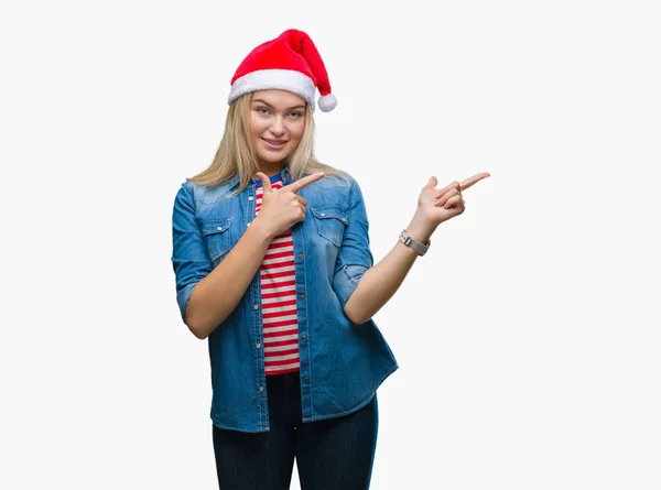 Jonge Kaukasische Vrouw Kerstmuts Dragen Geïsoleerde Achtergrond Glimlachen Kijken Naar — Stockfoto