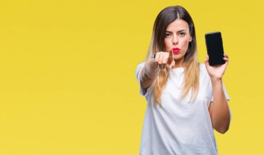 Genç güzel kadın gösteren boş ekran smartphone izole arka kamera ve size parmak ile işaret üzerine, el işareti, pozitif ve kendinden emin bir jest ön