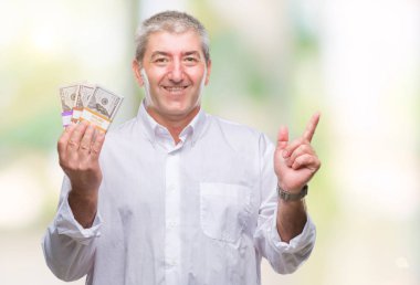 Yakışıklı komuta sizde para demet izole arka plan üzerinde çok mutlu el ve parmak ile tarafına işaret tutan