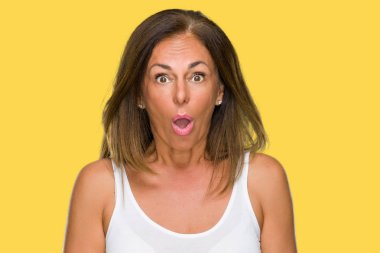 Güzel orta yaş rahat yetişkin kadın izole arka plan korkuyor ve sürpriz ifade ile şok yüzünden korku ve yüz heyecanlı.