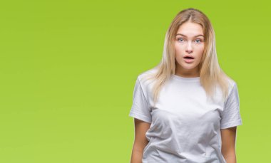 Genç beyaz kadın izole arka plan korkuyor ve sürpriz ifade ile şok yüzünden korku ve yüz heyecanlı.