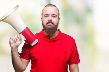 Beyaz delikanlı shoutithrough megafon acımak yüz ciddi düşünüyorum üstünde kendine güvenen bir ifade ile izole arka plan üzerinde