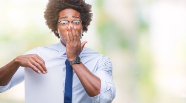 Boş kağıt sözleşme holding Afro Amerikalı adam arka plan kapağı ağız el hata, korku, sessizlik içinde gizli kavramı korkmuş ifade için utanç ile şok ile izole