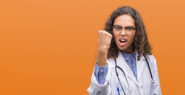 Genç İspanyol doktor kadın rahatsız ve öfkeyle, çılgın ve yükseltilmiş eliyle diye bağıran öfke kavramı bağırarak boşa