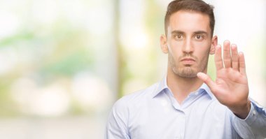 Yakışıklı genç işadamı elin avuç durağı şarkı yapıyor. Negatif ve ciddi bir jest yüz ifadesiyle uyarı.