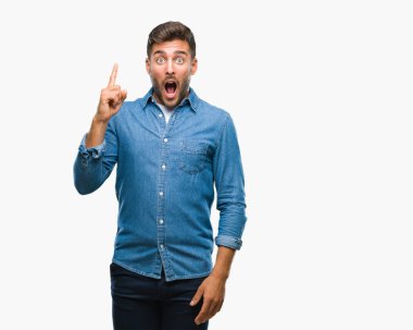 Yakışıklı delikanlı ile başarılı fikir parmağı yukarıyı izole arka plan üzerinde. Çıktıktan ve mutlu. Bir numara.