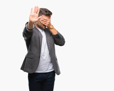 Genç yakışıklı iş adam elleriyle gözlerini kapsayan izole arka plan üzerinde ve stop jest ile acı ve korku ifadesi. Utandım ve negatif kavramı.