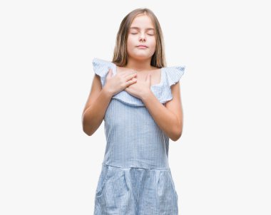 Genç güzel kız ile gülümseyen izole arka plan üzerinde kapalı gözler ve yüzünde minnettar jest ile göğüs üzerinde eller. Sağlık kavramı.