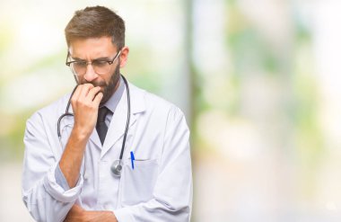 Yetişkin İspanyol doktor adam stresli ve gergin elle çivi ısırma ağzına bakarak izole arka plan üzerinde. Anksiyete sorunu.