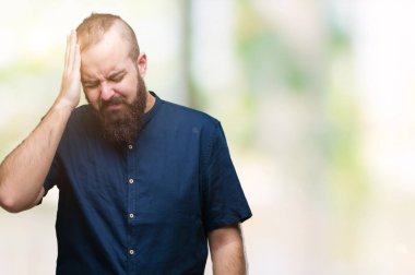 Genç beyaz hipster adam çünkü umutsuz ve stresli baş ağrısı acı izole arka plan üzerinde ağrı ve migren. Ellerini kafasına.