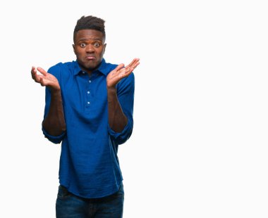 Afrikalı-Amerikalı genç izole arka plan clueless ve şaşkın bir ifadeyle kollar ve eller ortaya çıkar üzerinden. Şüphe kavramı.