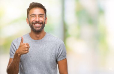 Hareketi el ile mutlu yaşasın yapıyor izole arka plan yetişkin İspanyol adam. Kameraya bakarak başarı gösteren ile ifade onaylama.