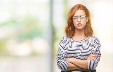 İzole arka yüz çapraz kolları üzerinde gözlük şüpheci ve sinir, onaylamayan ifade giyen genç güzel kadın. Negatif kişi.