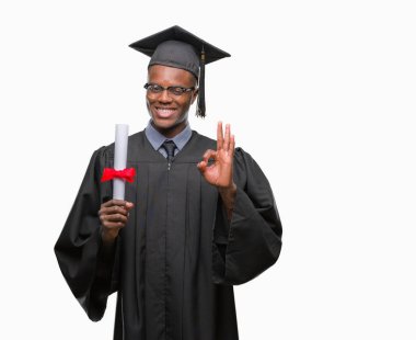 Genç Afro-Amerikan adam derecesi parmak, mükemmel sembolü ile ok işareti yapıyor izole arka plan üzerinde tutarak mezun oldu.