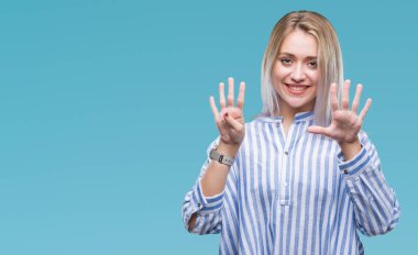 Sarışın genç kadın gösterilen ve parmakları ile işaret izole arka plan üzerinde numara 9 kendinden emin ve mutlu gülümseyerek süre.