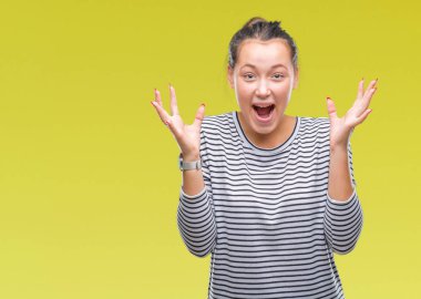 Genç güzel beyaz kadın deli kutluyor ve silah ile başarı için heyecanlı çığlık kaldırdı ve açık gözleri hayret izole arka plan yüzünden. Kazanan kavramı