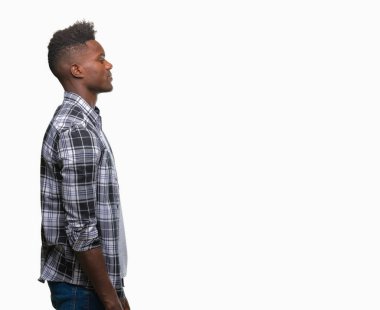 İzole arka tarafına, arayan genç Afro-Amerikan adam sakin ol kendine güvenen gülümseme ile doğal yüz pozuyla profili.