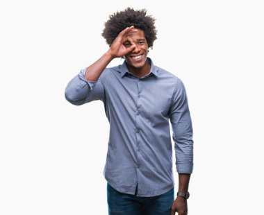 Afro Amerikalı adam gülümsüyor, parmakları ile mutlu yüz üzerinden seyir göz el ile ok jest yapıyor izole arka plan üzerinde.