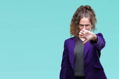 Mutsuz ve kızgın ret gösterilen ve başparmak aşağı hareketi ile negatif seyir izole arka plan üzerinde okul üniforması ve gözlük giyen genç esmer öğrenci kız. Kötü ifade.